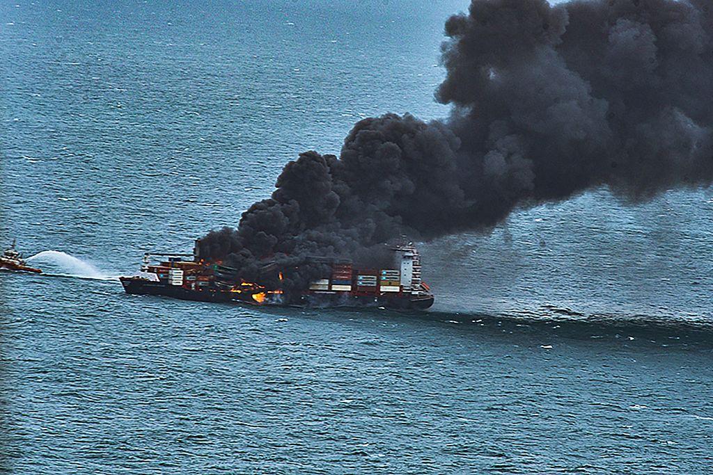 斯里兰卡科伦坡港附近一货船起火爆炸
