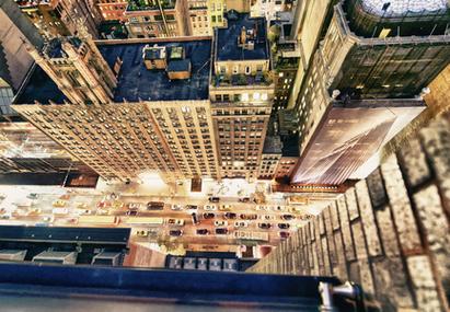 纽约摩天大楼和城市交通在晚上.从天台往下看照片