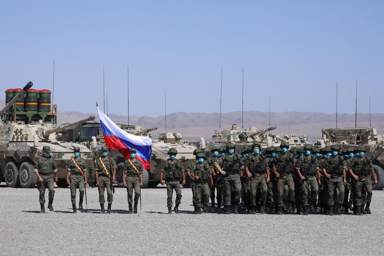 8月9日,俄方护旗队和陆军方队在"西部·联合-2021"演习开始仪式上列队
