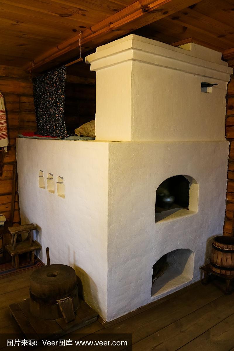 旧小屋的内部有一个白色的俄国大火炉