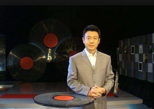 祖籍河南,22岁的他从北京广播学院播音系毕业,就从事《新闻联播》栏目